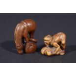 Boxwood netsuke, Man on straw, l. 4 cm + Boxwood netsuke, Horse, signed, h. 5 cm (2x) 27.00 %