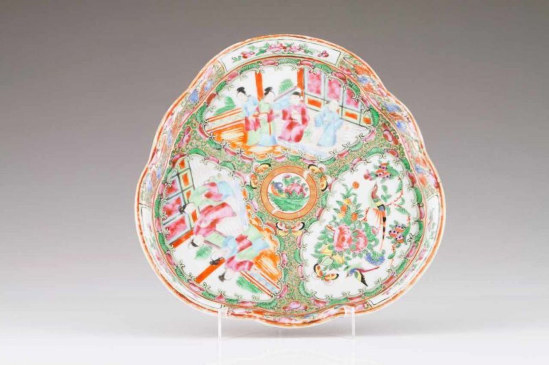A scalloped saucer Chinese porcelain Polychrome and gilt Mandarin decoration depicting Chinese