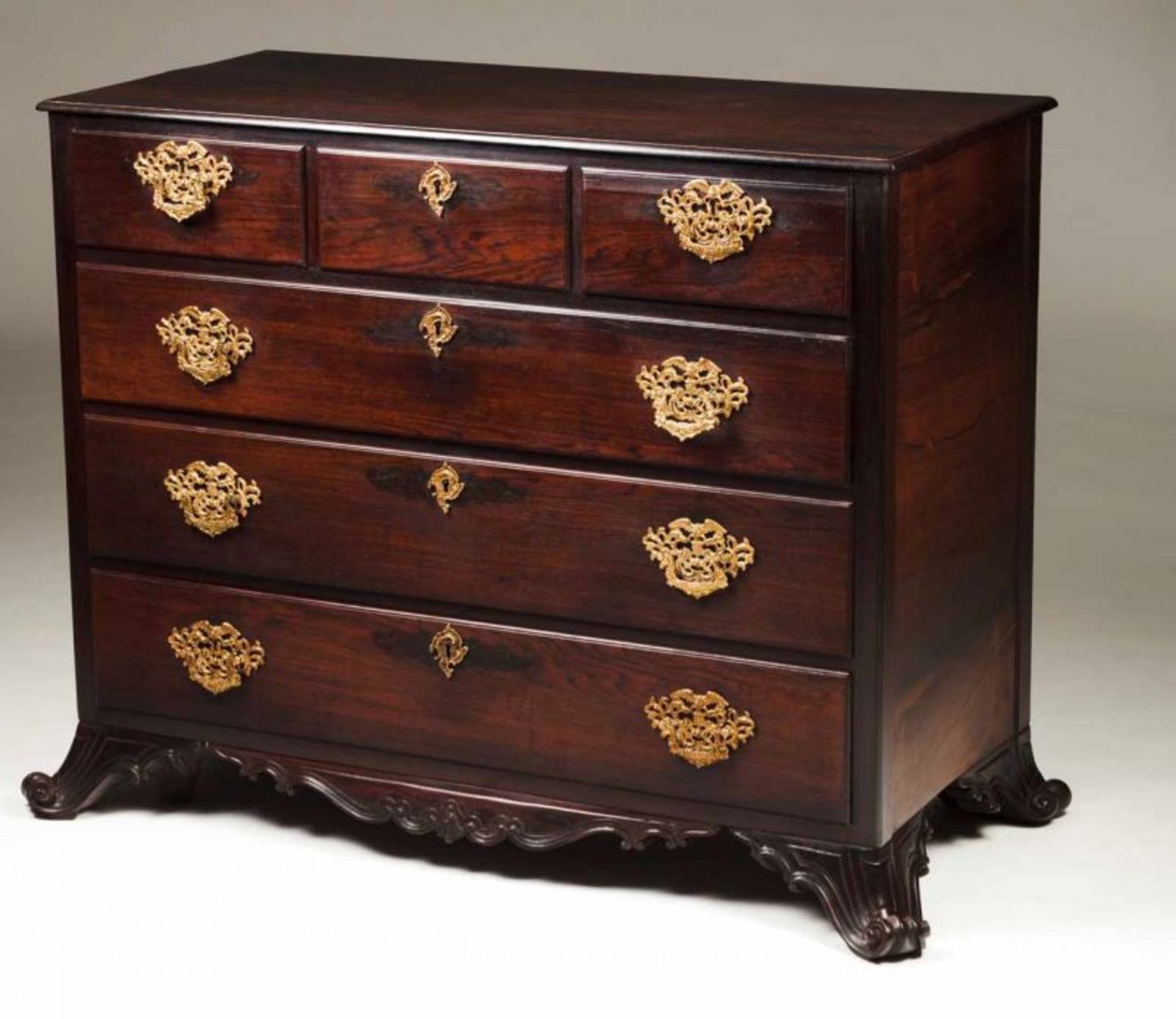 A D. José (1750-1777) commode Rosewood Carved scroll feet and scalloped apron Three long and three