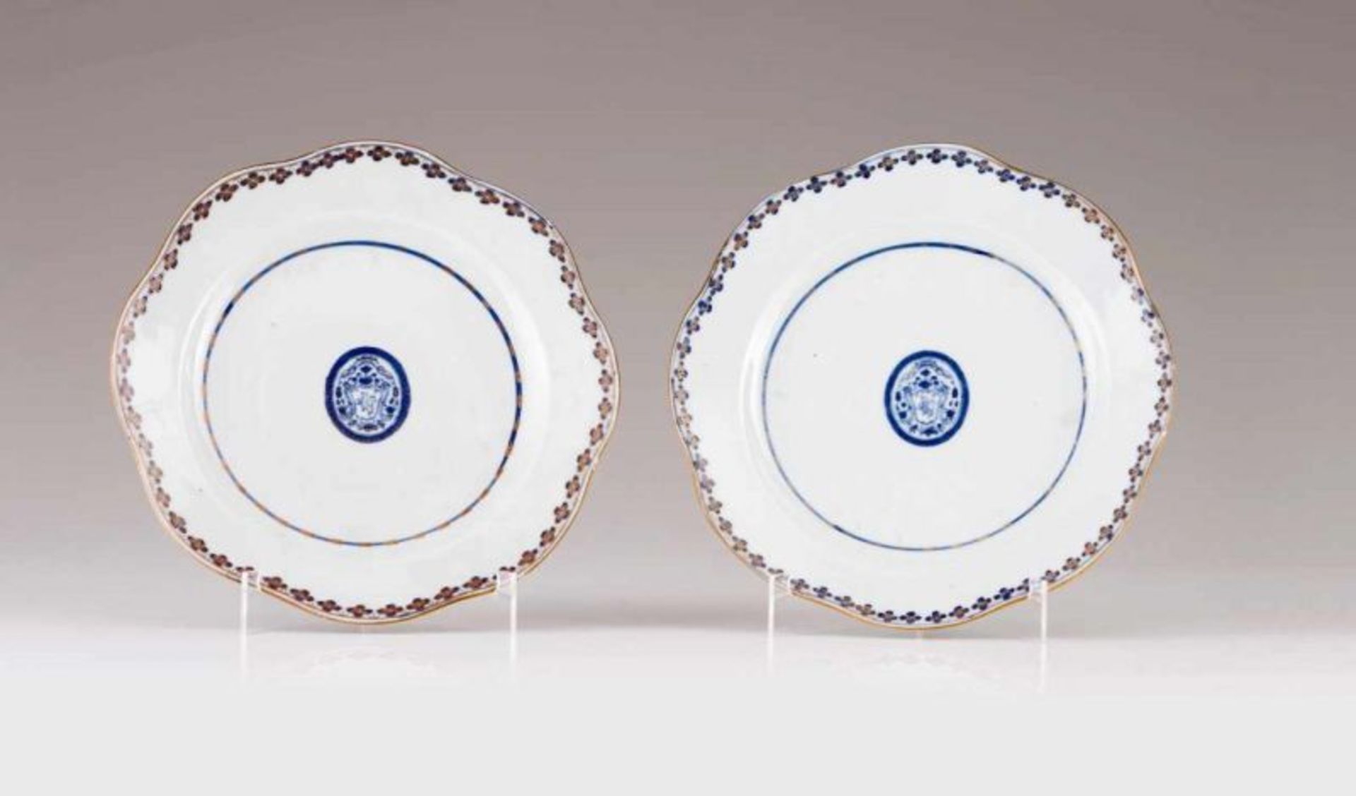 A scalloped plate Chinese export porcelain Blue underglaze decoration depicting coat-of-arms of D.