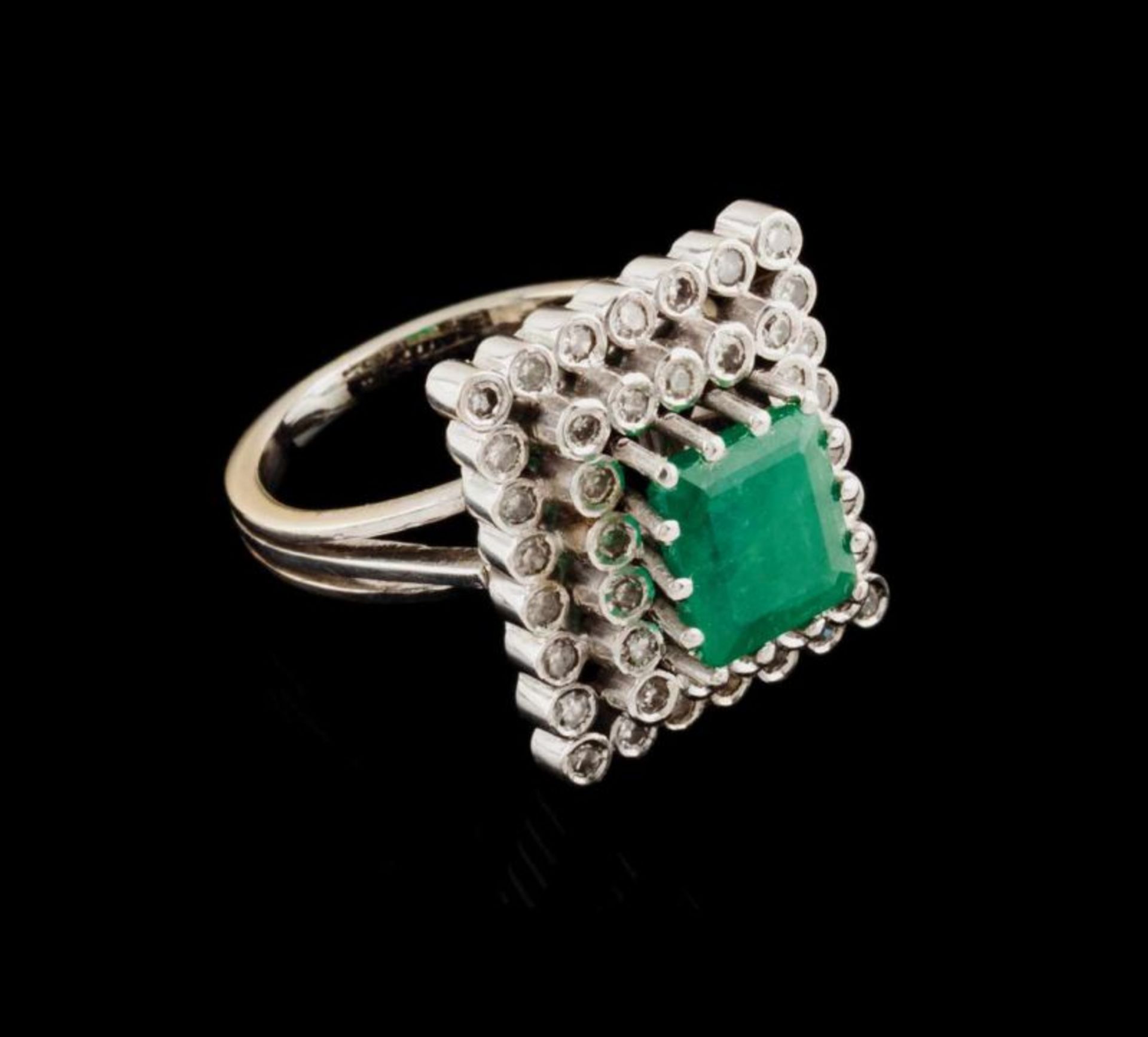 A ring Set in white gold with one rectangular emerald and 46 single cut diamonds (ca. 0,46ct) Porto