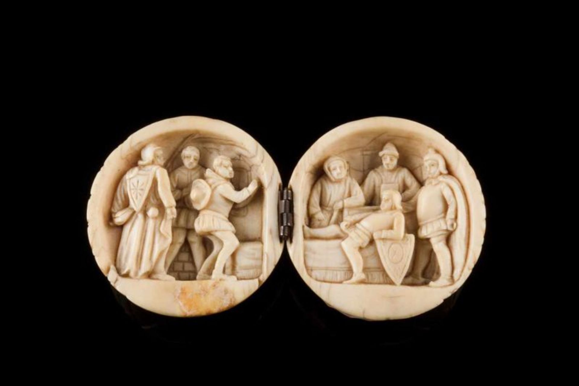 A nut-shaped diptych Carved ivory with medieval scenes Europe, 18th century 5,5x5 cm