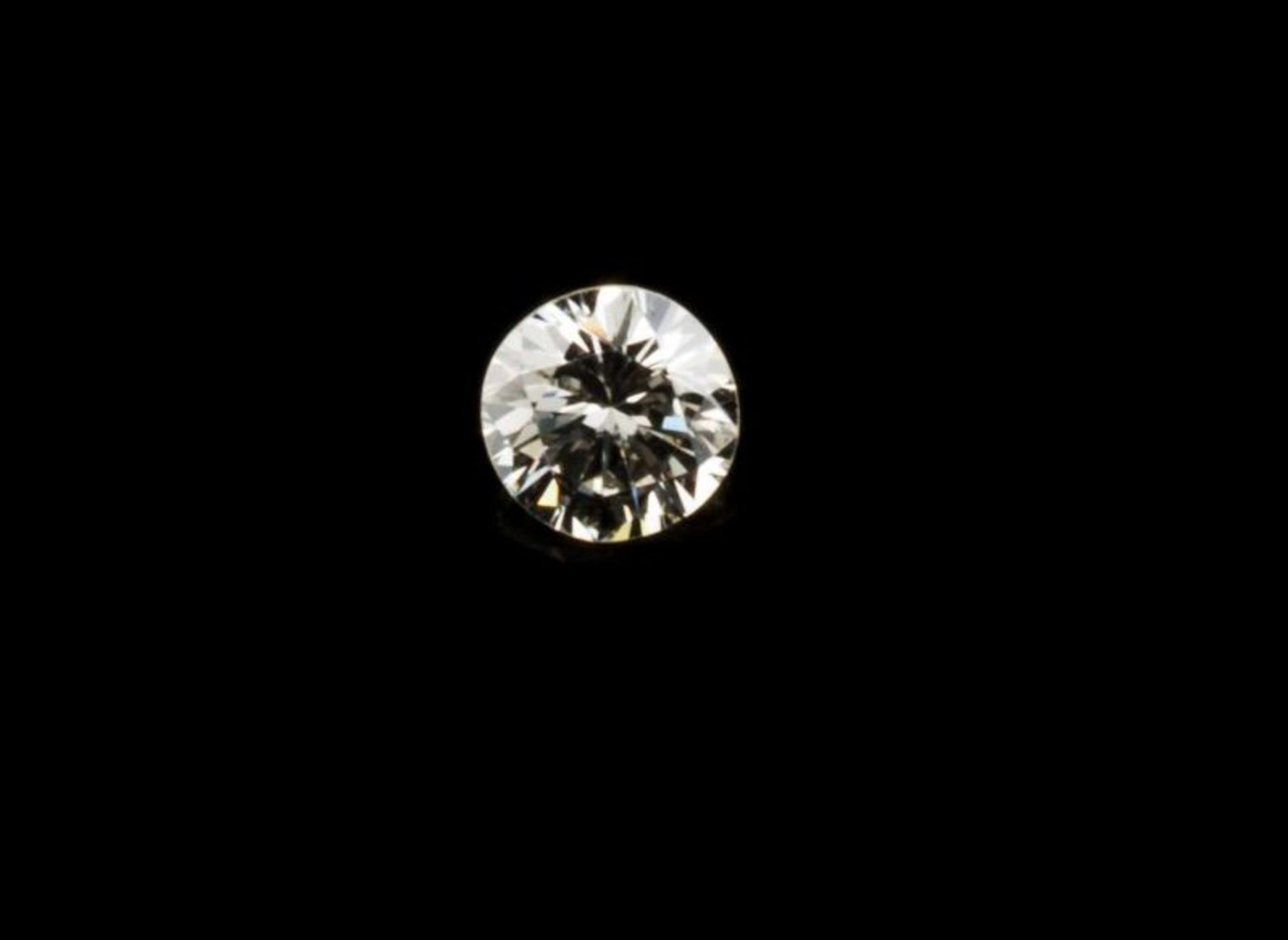 A brilliant cut diamond Weighing 0,28ct, small inclusions (VS/SI) and slight tint (K~M)