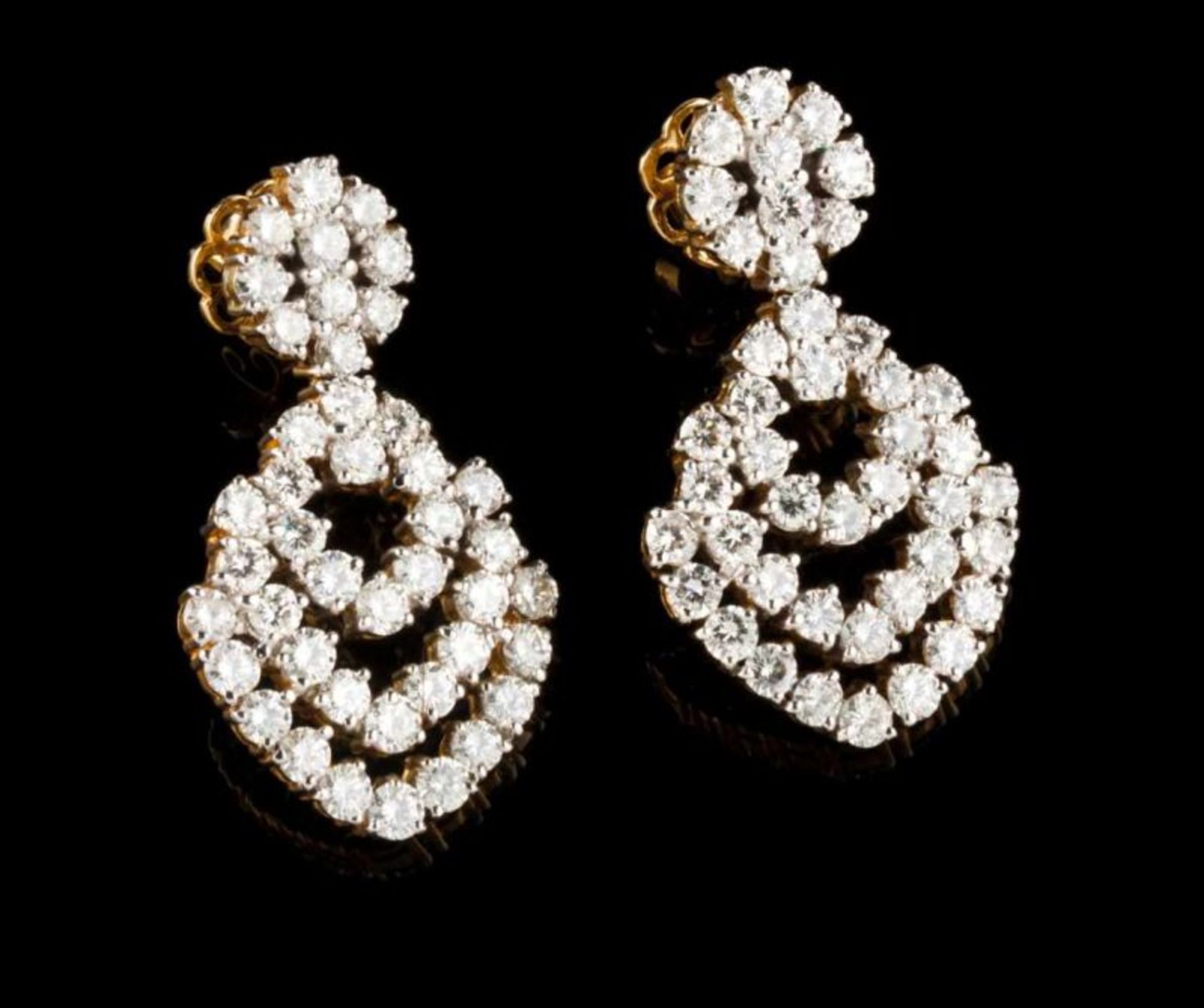 A pair of diamond earrings Set in gold with 86 brilliant cut diamonds (ca. 9,50ct) Portuguese assay