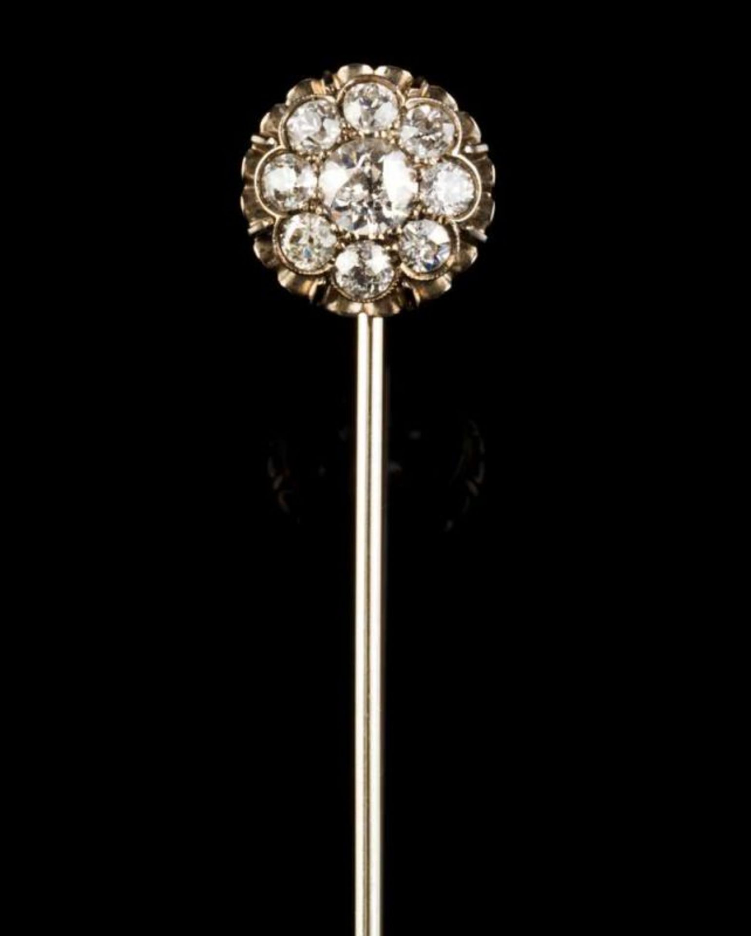 Two diamond tie pins Set in gold with 10 old brilliant cut diamonds (approx. 1,30ct) (wear signs) 4