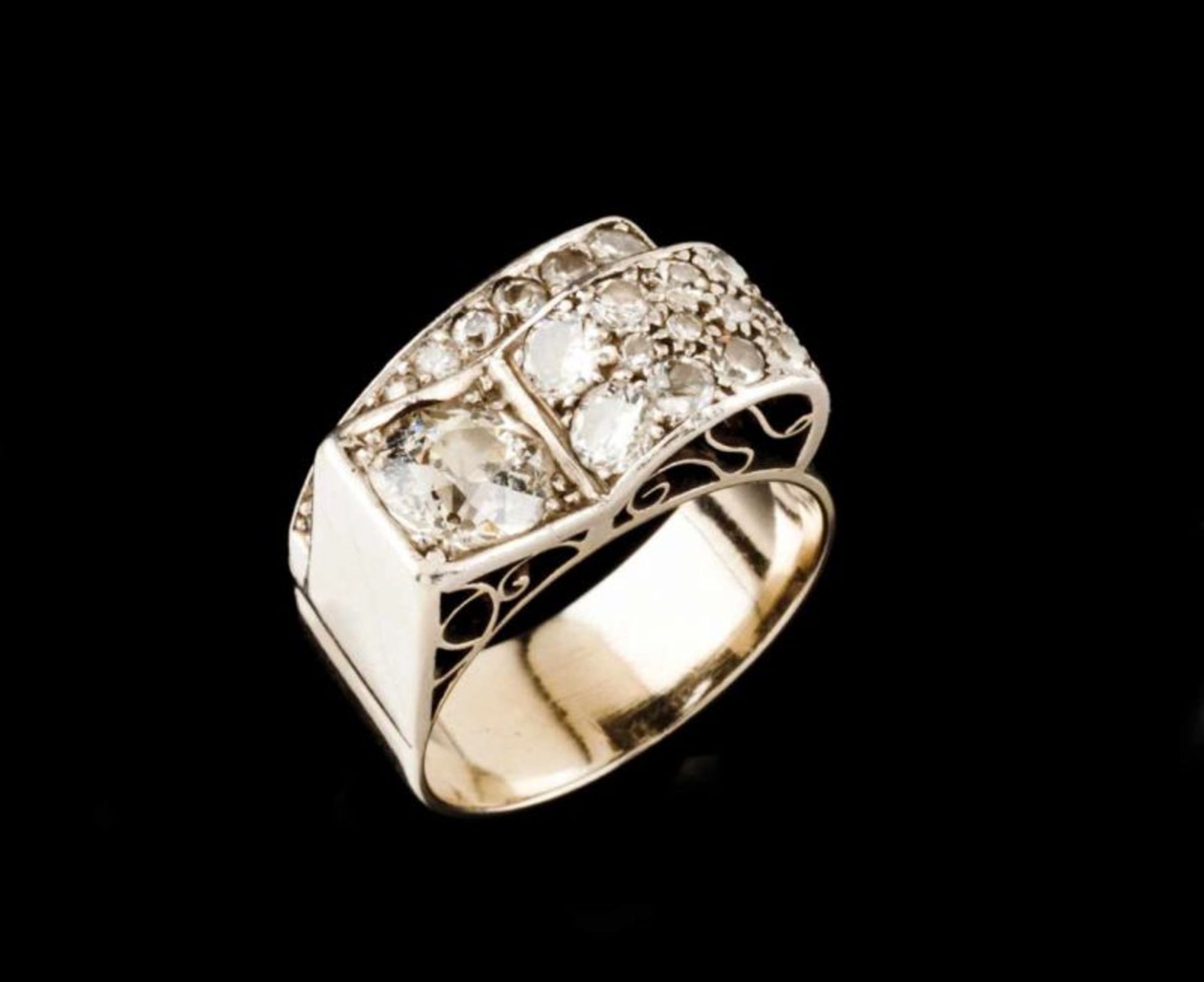 An Art Deco ring Platinum set with 34 single and old European cut diamonds (ca. 0,90ct) and one