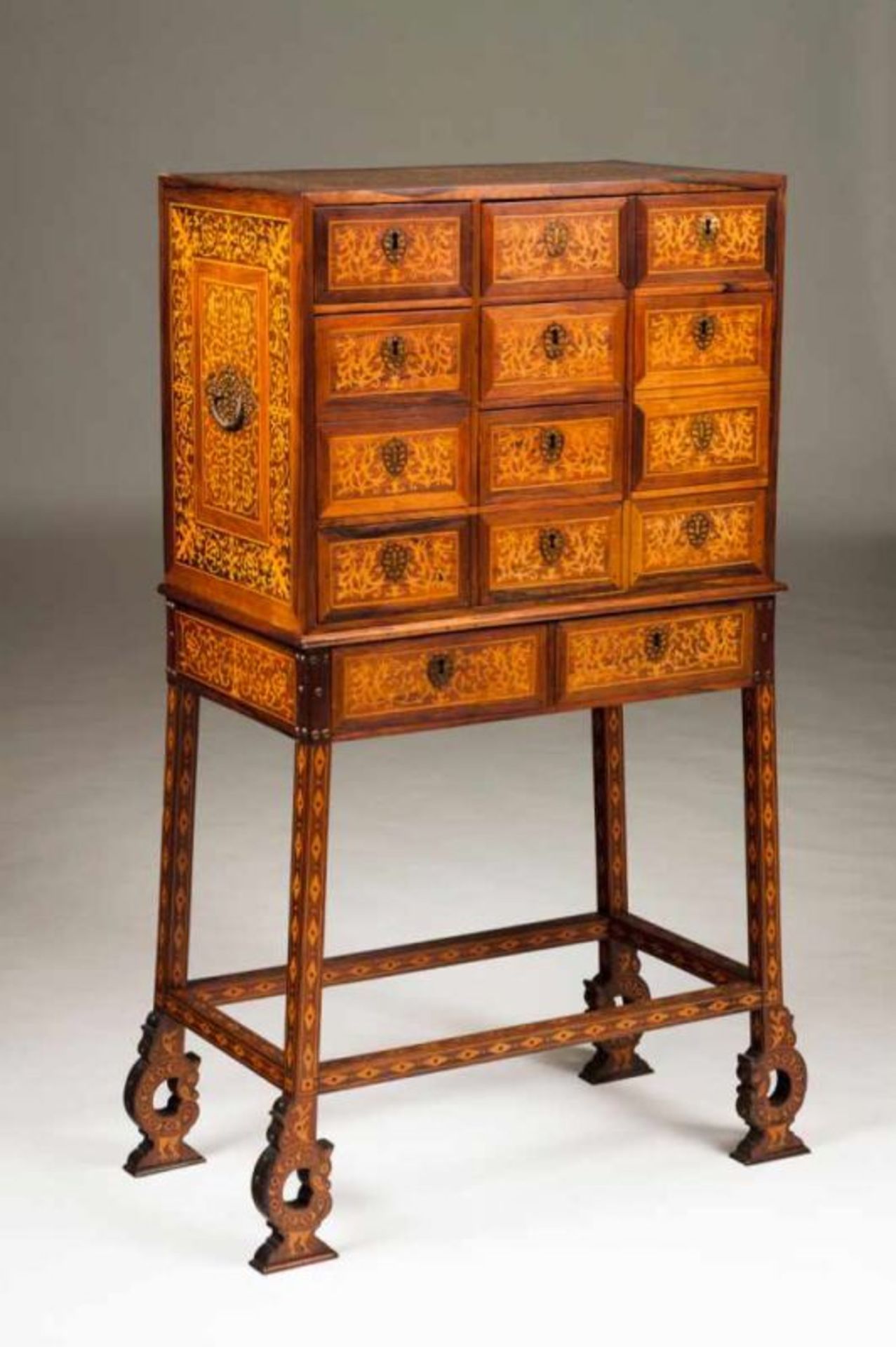 A 19th century cabinet Em teca com revestimento parcial em ébano e decoração embutida em ébano e