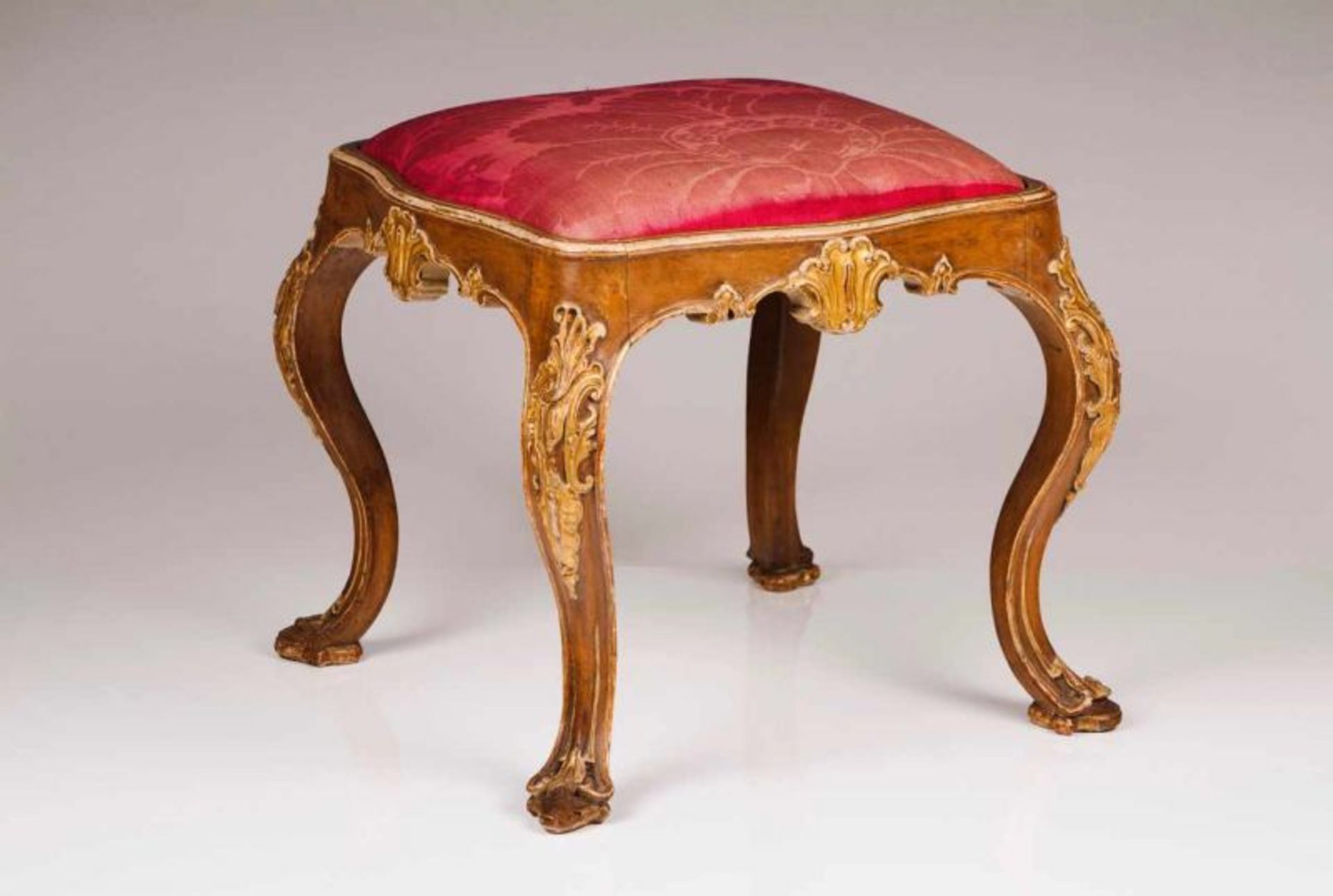 A D. José (1750-1777) bench Walnut Gilt carvings Red damask silk seat Portugal, 18th century