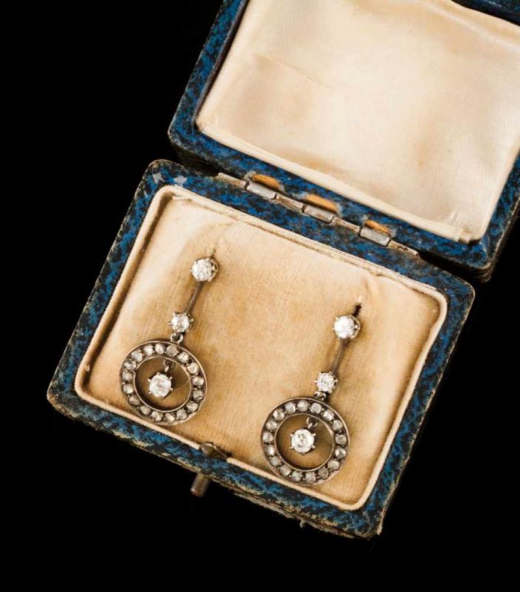 A pair of Art Deco earrings Set in silver and gold with rose cut and old mine cut diamonds (ca. 0,