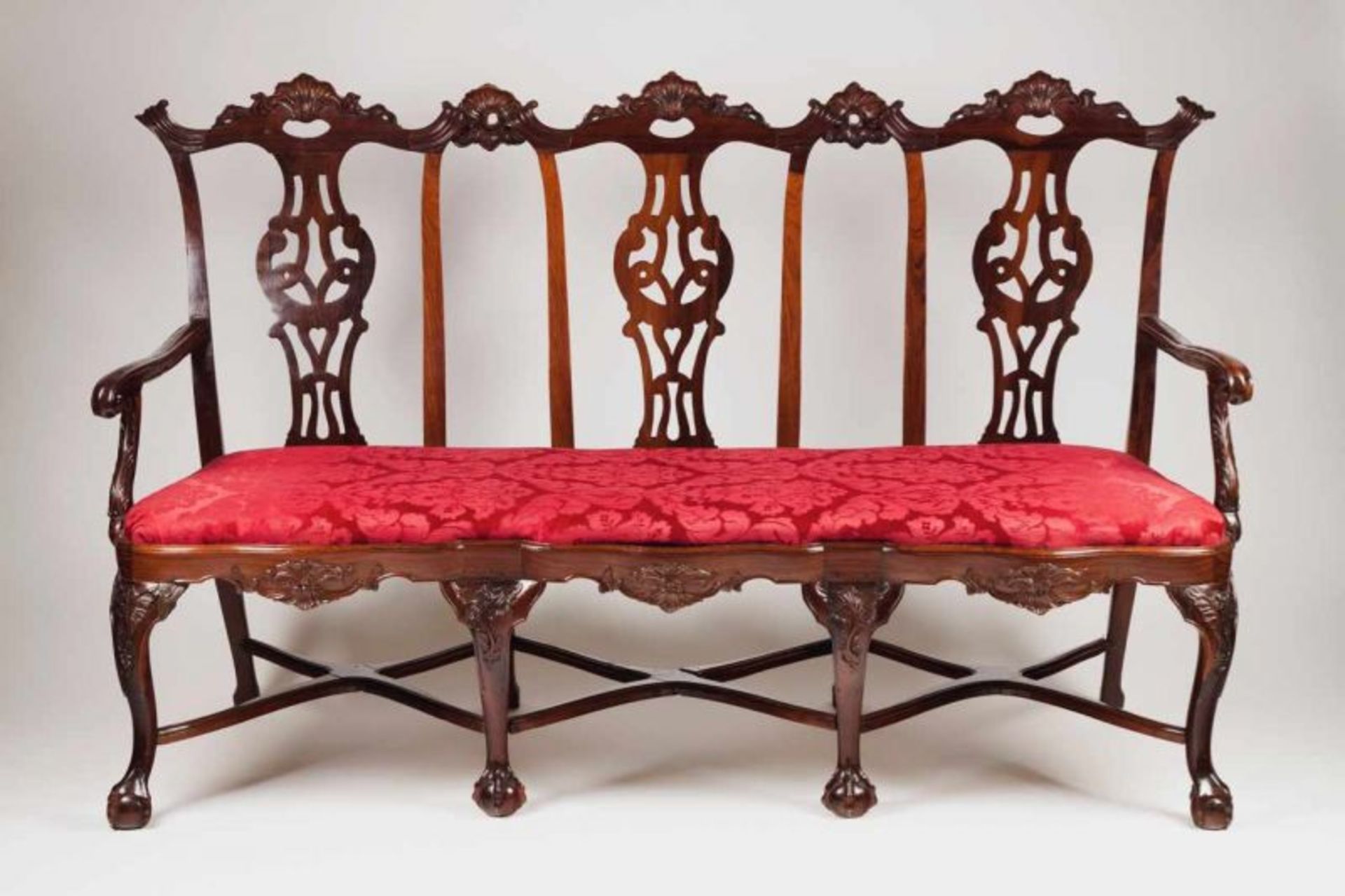 A D. José style settee Rosewood Pierced, scalloped and carved back Scalloped and carved rails Ball