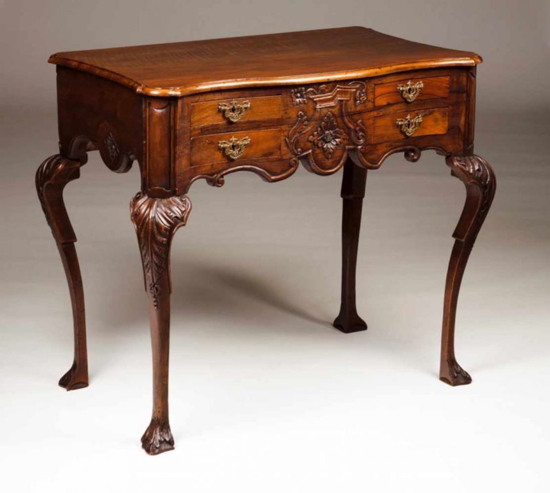 A D. João V (1707-1750)/ D. José (1750-1777) flatware side table Walnut Centre, sides and knees
