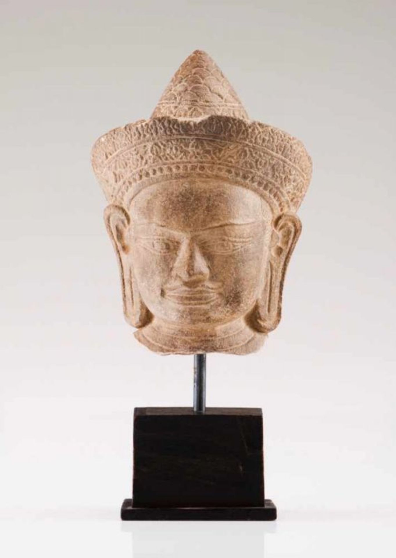 A deity's head Stone sculpture Harsh pose and square face, plain eyebrows, wide nose and small