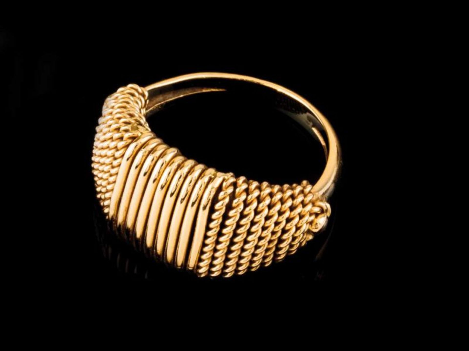 A ring 19kt gold Decorated with gold wire and twisted gold wire Portuguese assay mark (after 1985)