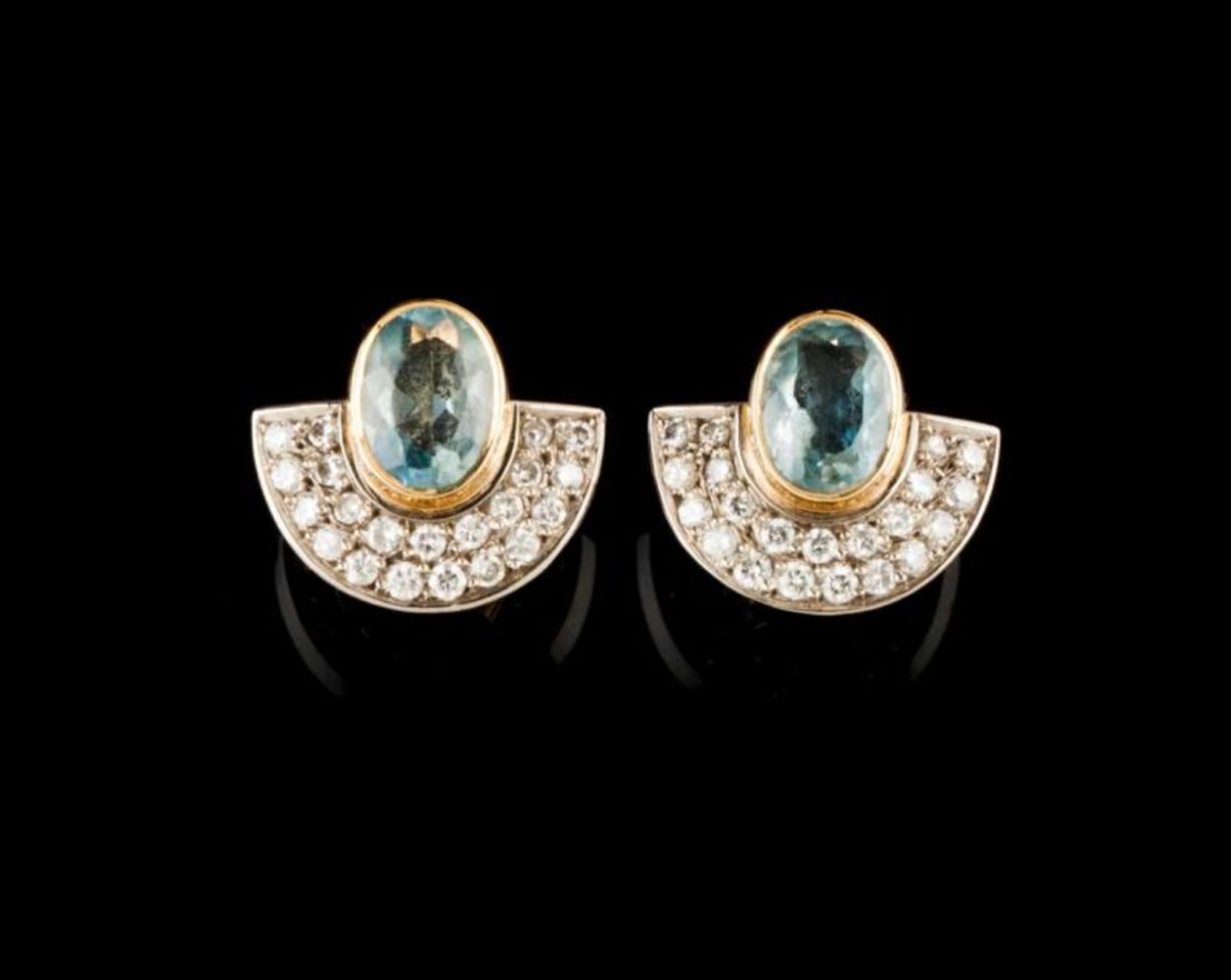 A pair of earrings Two-toned 19kt gold set with 42 brilliant cut diamonds (ca. 0,45ct) and two oval