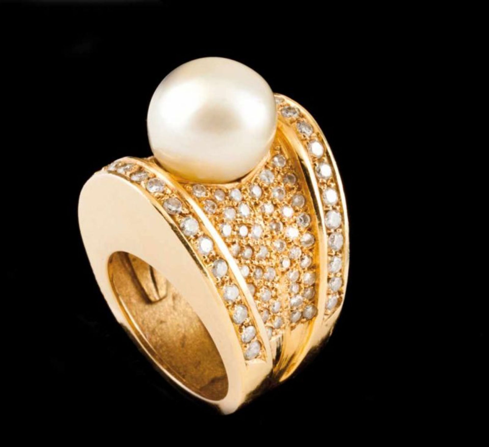 A ring Gold set with one cultured pearl (~12mm) and approx. 140 brilliant cut diamonds (ca. 1,00ct)