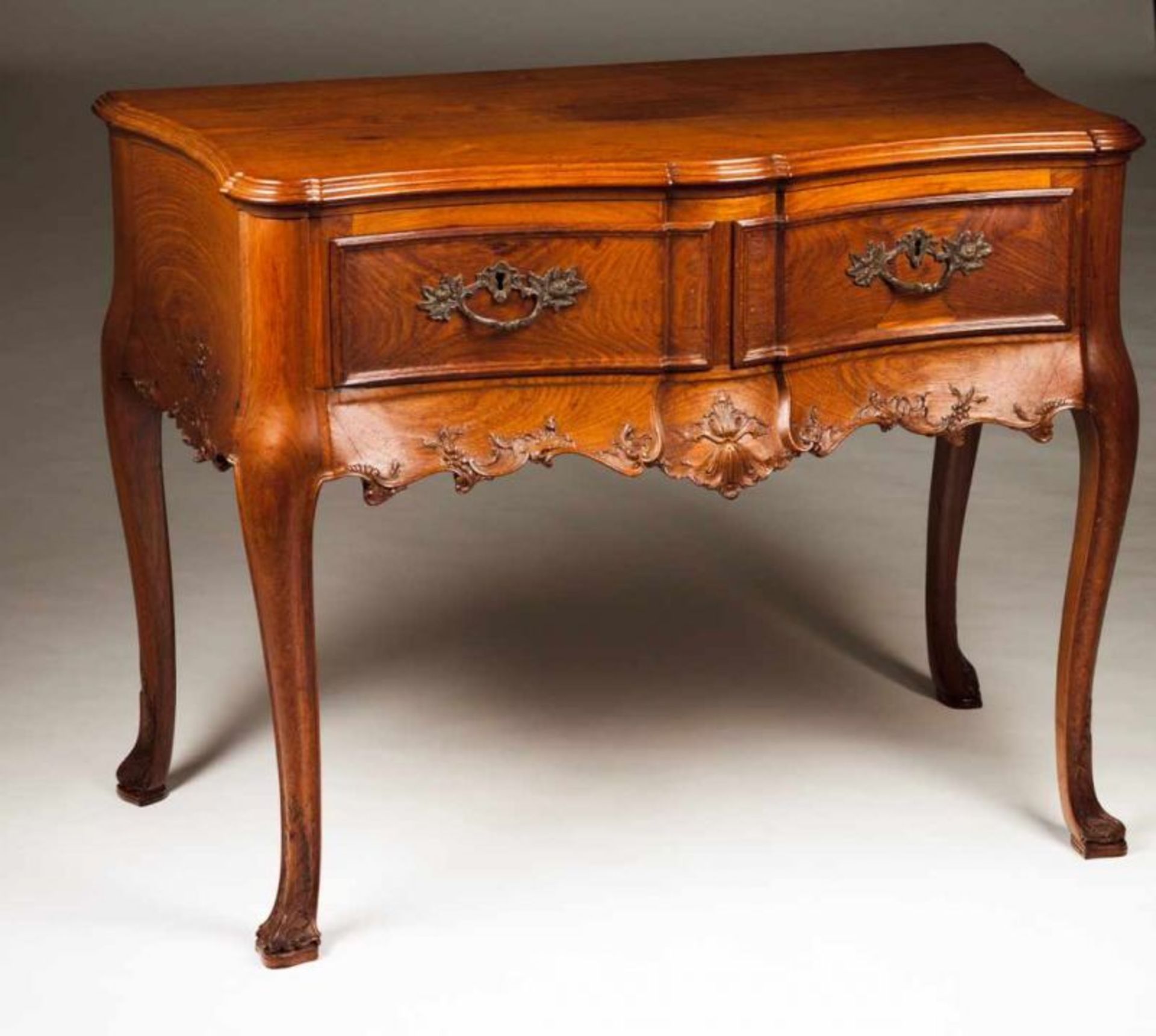 A D. José style side table Oak Scalloped and carved apron Patinated metal mounts (restorations) 80,