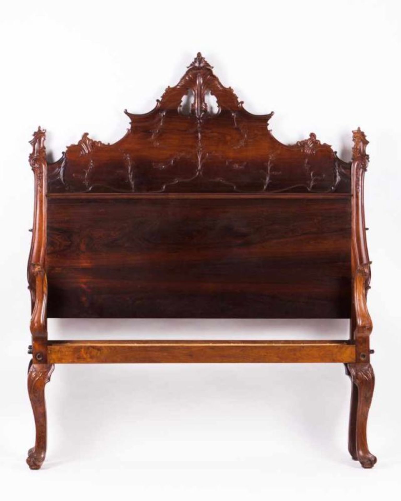 A D. José (1750-1777) bed Rosewood Carved decoration Stretchers of later date 162x134 cm