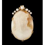 A pendant/brooch Cameo representing feminine profile, gold frame set with seven cultured pearls