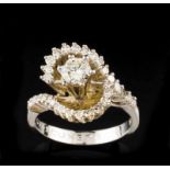A diamond ring 18kt white gold set with 30 single cut diamonds and one brilliant cut diamond (0,