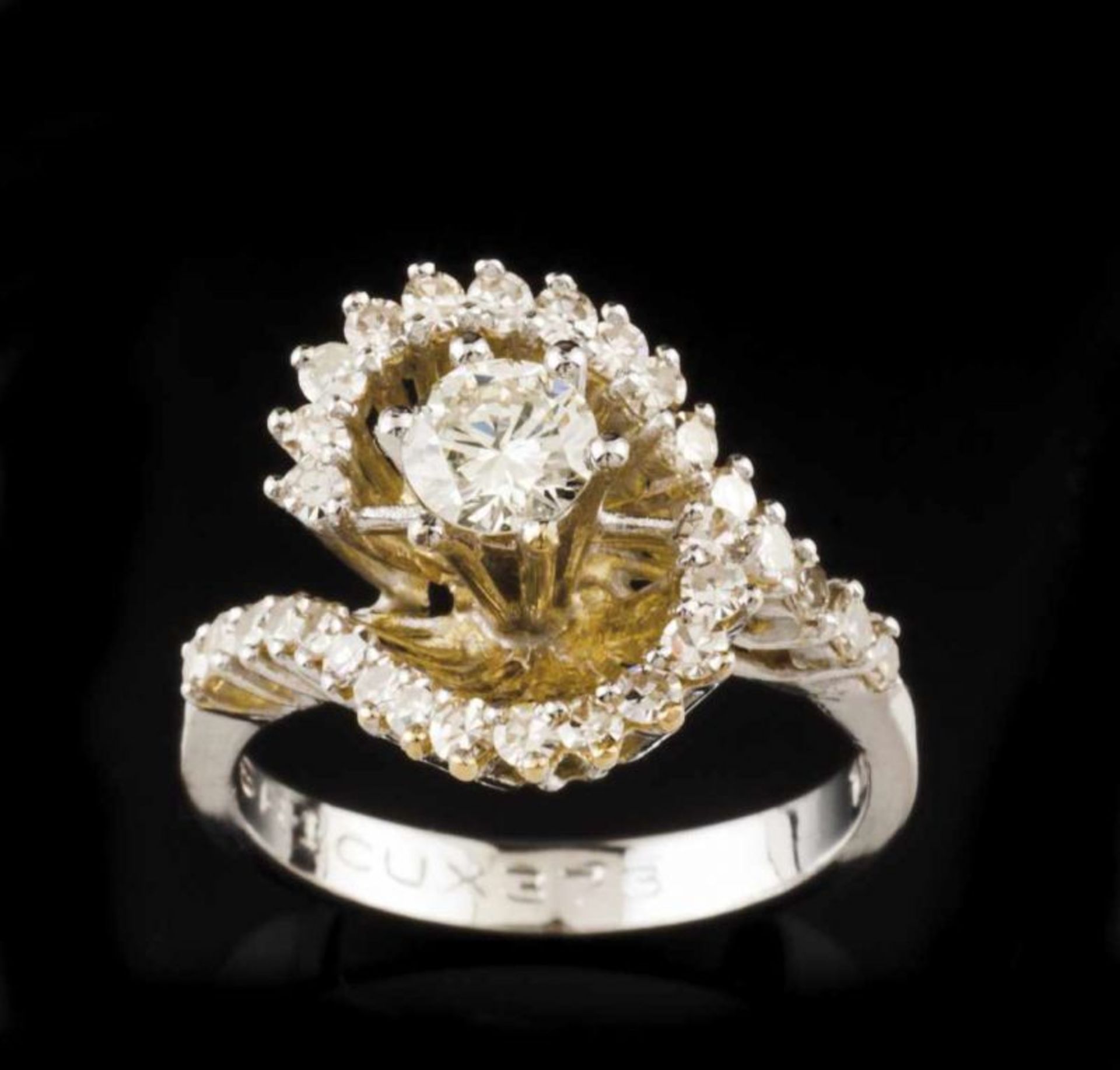 A diamond ring 18kt white gold set with 30 single cut diamonds and one brilliant cut diamond (0,