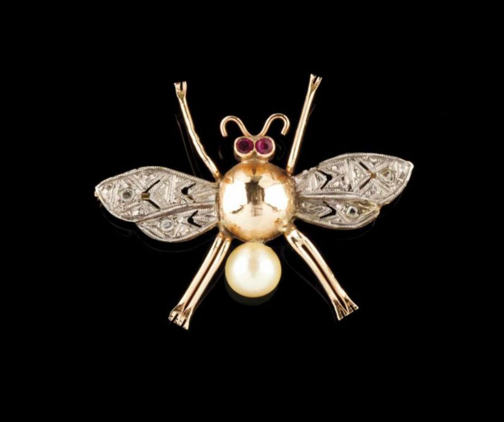 A brooch 14kt gold set with rose cut diamonds and cultured pearl 20th century (wear signs) Lenght: