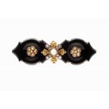 A brooch 14kt gold set with onyx plaques and pearls 19th/20th century, later remarked (wear signs)