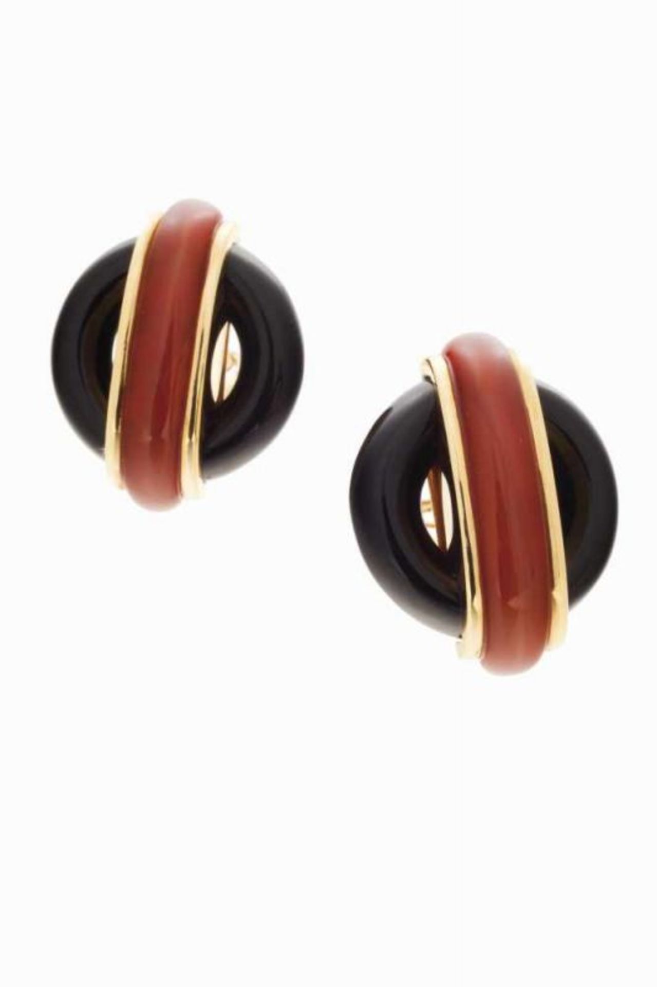 A rare pair of earrings, CARTIER by Aldo CIPULLO 18kt gold, onyx and carnelian agate Designed as