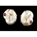 A pair of earrings 18kt gold set with nautilus shells and two cabochon rubies USA, 1970s/80s, signed