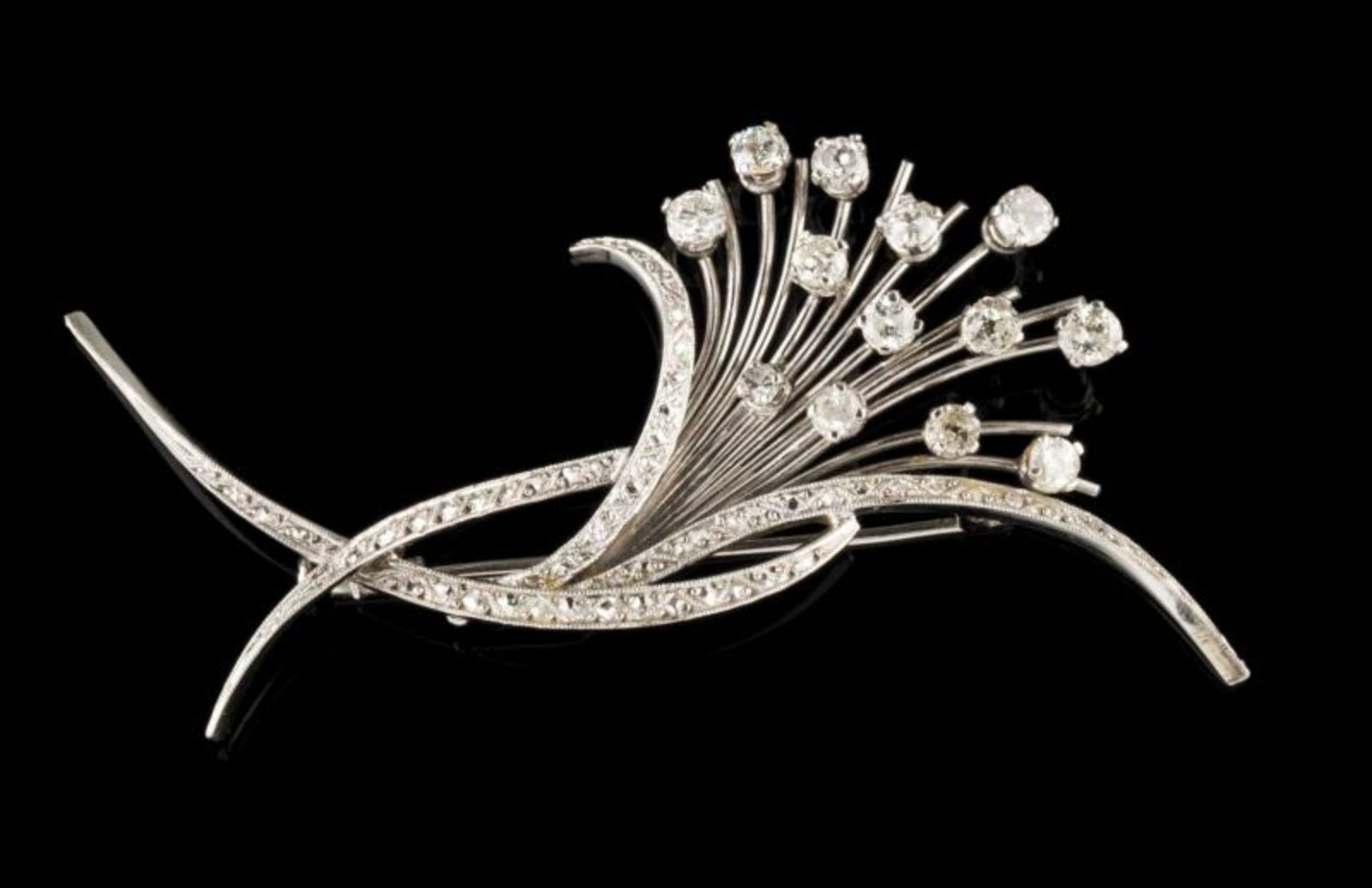 A brooch White gold set with 13 old mine antique cut diamonds (ca. 2,00ct) Portugal, 1950s/60s (wear