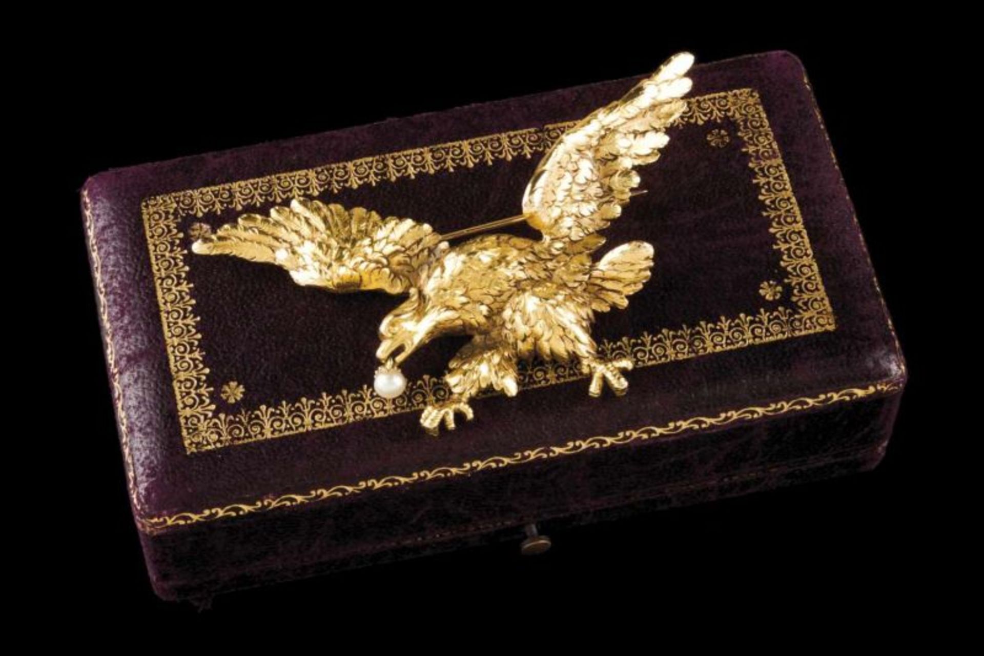 A brooch Chiselled gold representing eagle flying holding a pearl Chiselled back Original fitted - Image 2 of 2