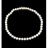 A necklace Cultured pearls (7,5~8,00 mm), two-toned gold clasp USA, mid-20th century, guarantee