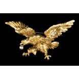 A brooch Chiselled gold representing eagle flying holding a pearl Chiselled back Original fitted