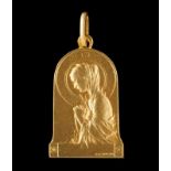 A pendant, JOÃO DA SILVA Gold Representing Our Lady Signed and dated of 1920 Portuguese assay