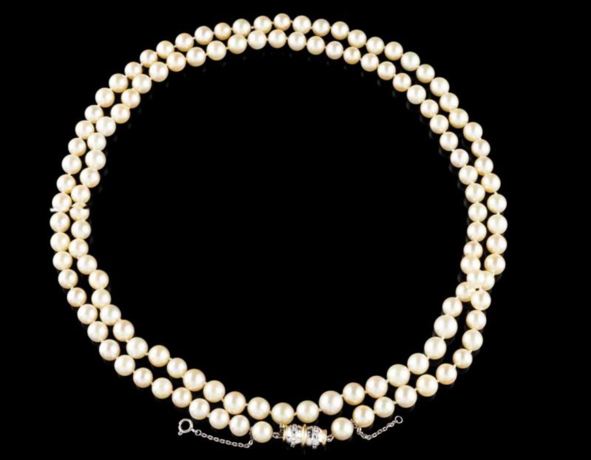 A cultured pearl sautoir Cultured pearls (8,00~9,00mm), two-toned gold clasp set with small