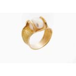 A ring Gold with abstract decoraion and set with one cultured pearl Portuguese assay mark (after