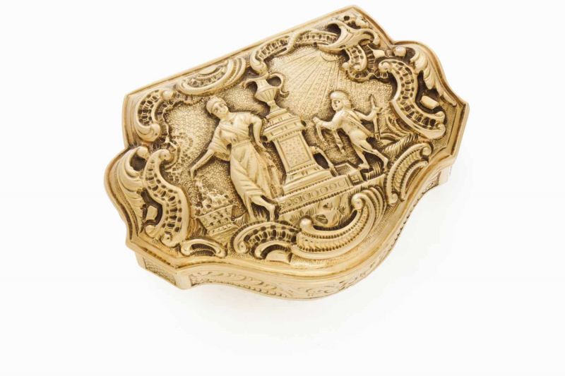 A snuff box 18kt gold with relief and chiseled decoration in the rocaille manner with floral and