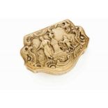 A snuff box 18kt gold with relief and chiseled decoration in the rocaille manner with floral and