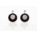 A pair of earrings Set in white gold with onyx plaques and 12 old mine cut earrings (ca. 1,10ct)