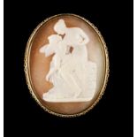 A brooch Cameo representing Venus and Cupid, gold frame and pin Portuguese, first half of the 20th