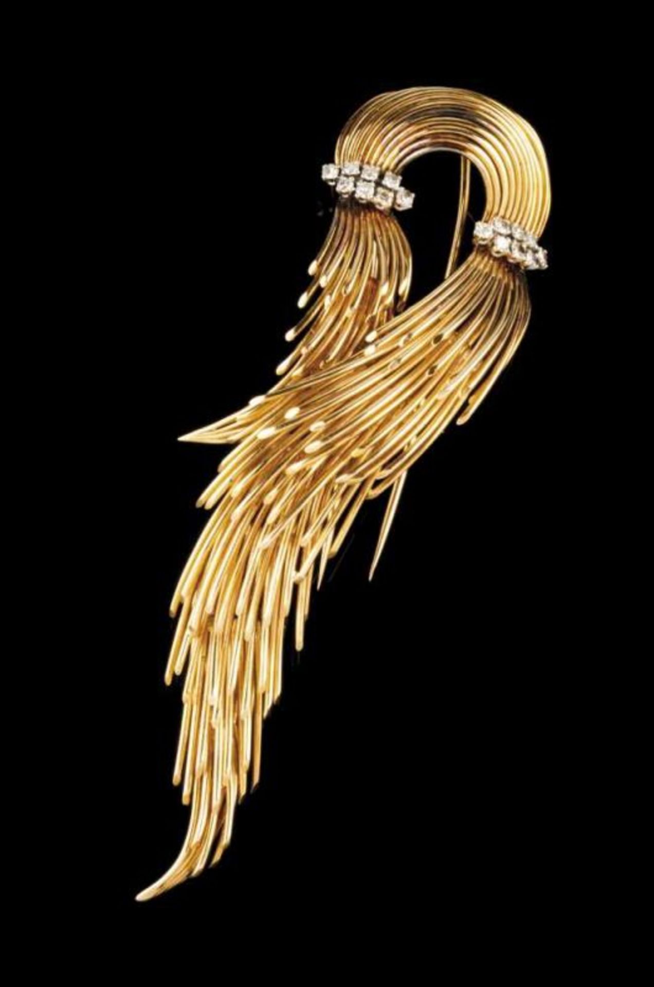 A Modernist brooch Gold with abstract decoration, set with 16 single cut diamonds (ca. 0,48ct)