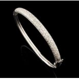 A bangle 14kt white gold paved with approx. 80 brilliant cut diamonds (ca. 0,80ct) Europe, 20th/21st