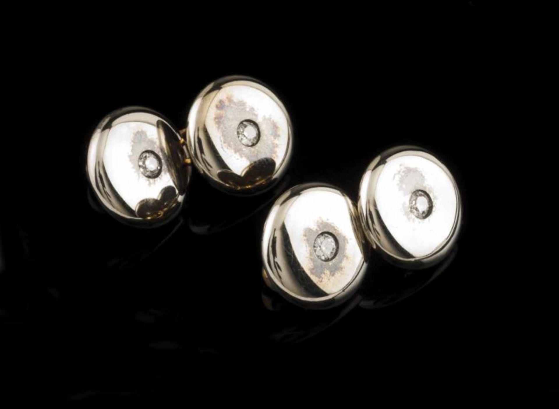 A pair of cufflinks Gold and platinum, set with four antique brilliant cut diamonds (ca. 0,45ct)