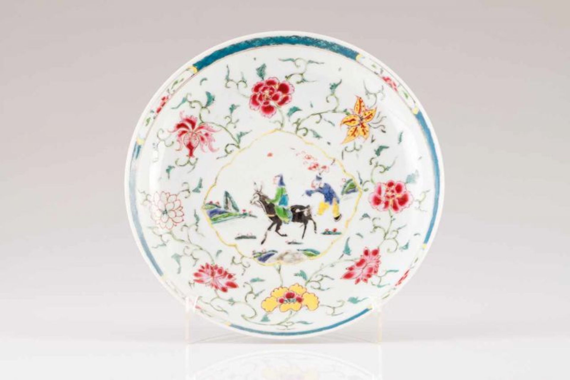 A saucer Chinese export porcelain Polychrome decoration depicting flowers and, at the centre,
