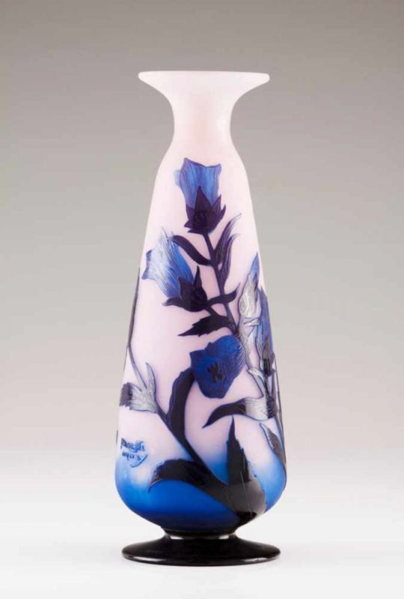 André Delatte (França, 1887-1953) A large Art Nouveau vase Vitreous paste Decorated in relief in