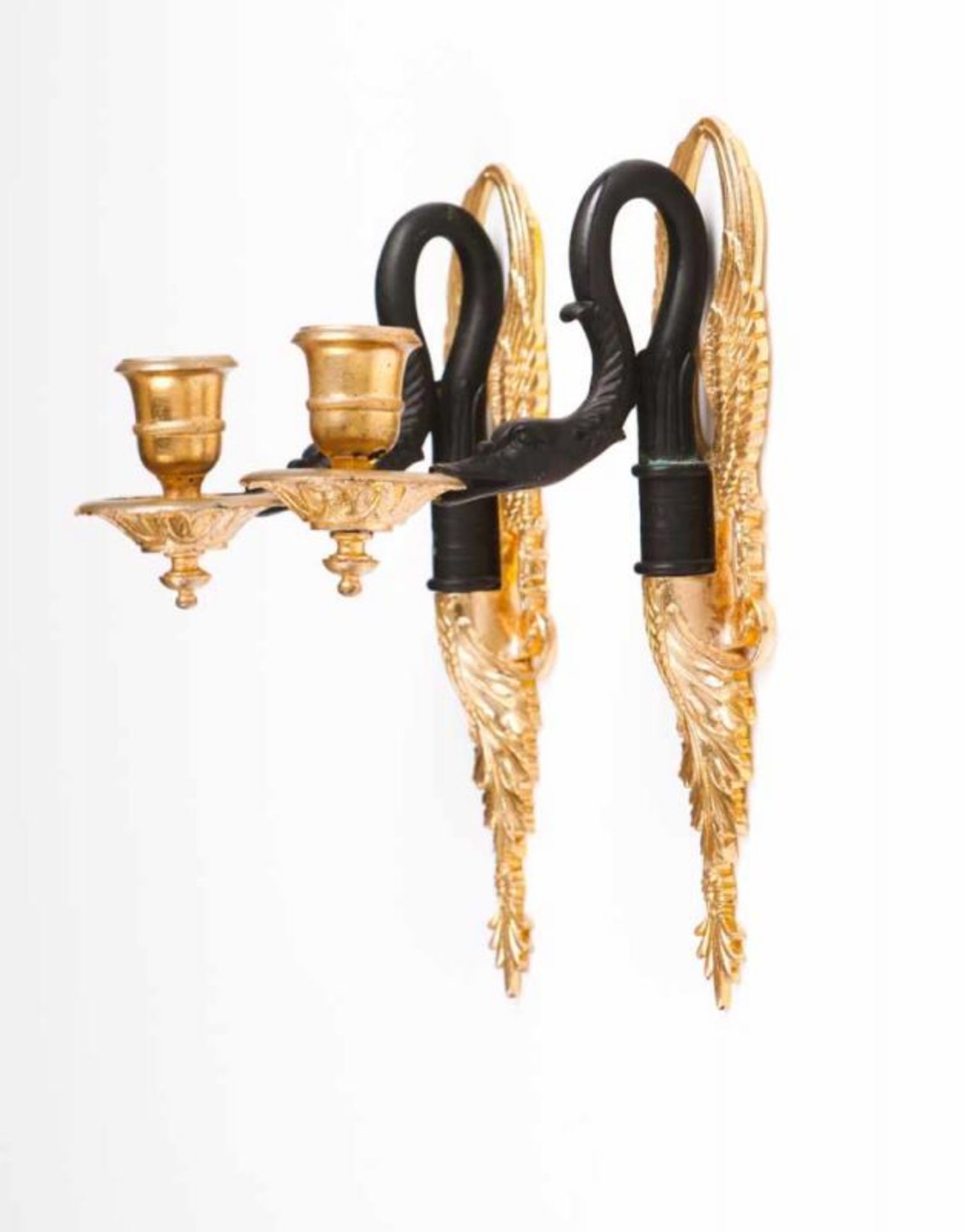 A pair of Empire style wall lights Gilt and patinated metal Designed as swans Height: 20,5 cm