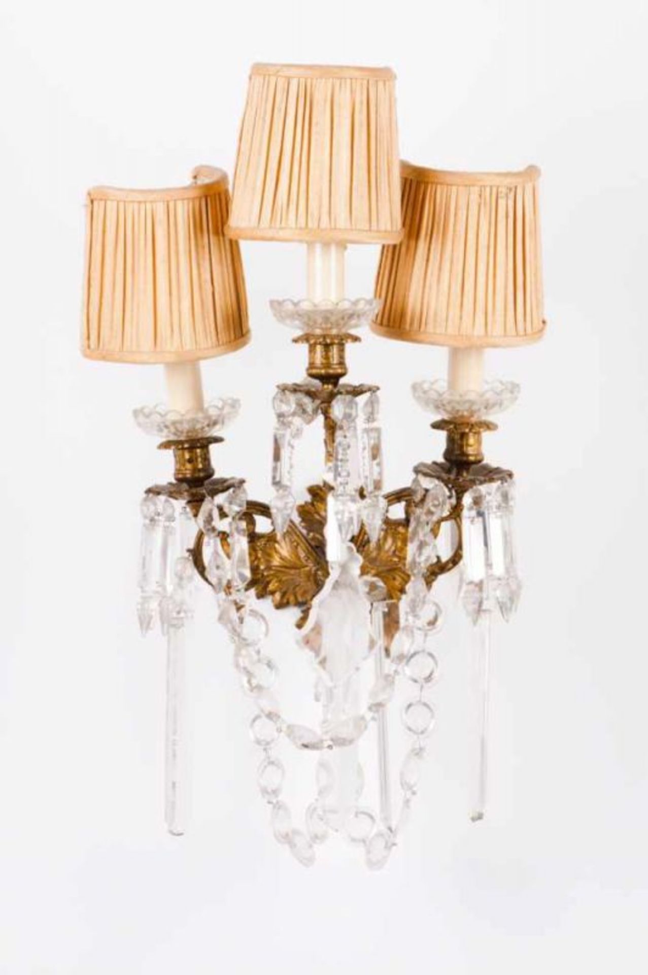 A pair of three-light wall lights Gilt metal and crystal Late 19th, early 20th century Height: 35 cm - Bild 2 aus 2