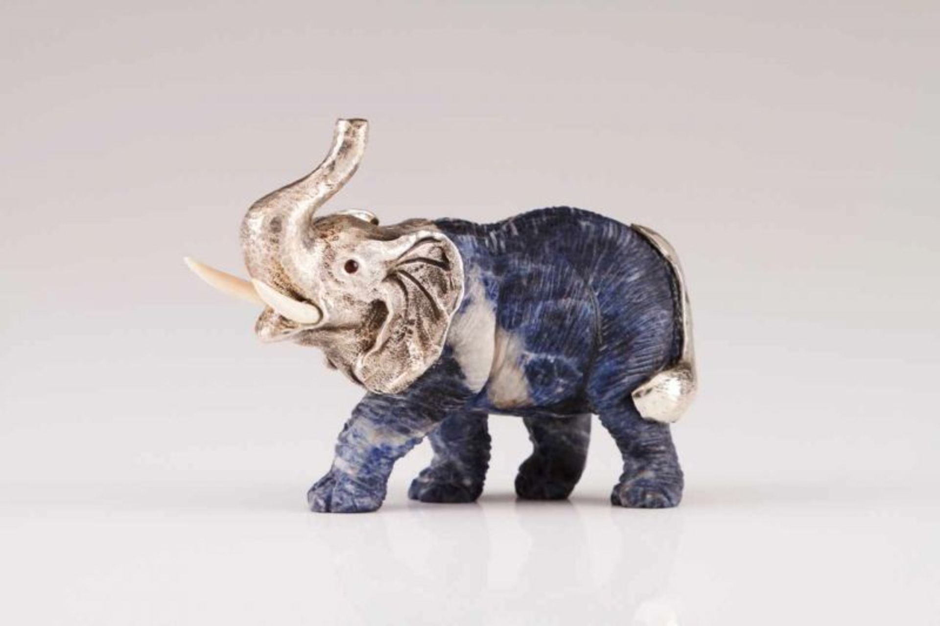 Elephant, LUIZ FERREIRA Lapis-lazuli and silver sculpture representing an elephant with raised