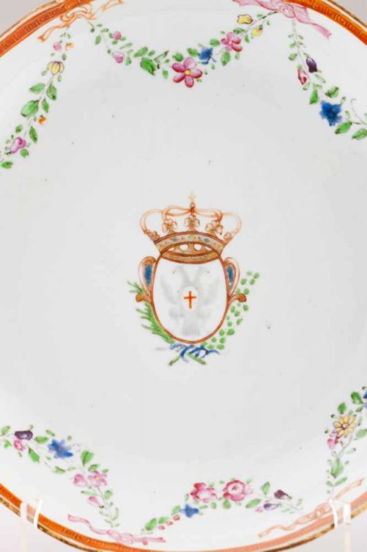 A saucer Chinese export porcelain Polychrome decoration, bearing coat-of-arms of the Order of - Bild 2 aus 2
