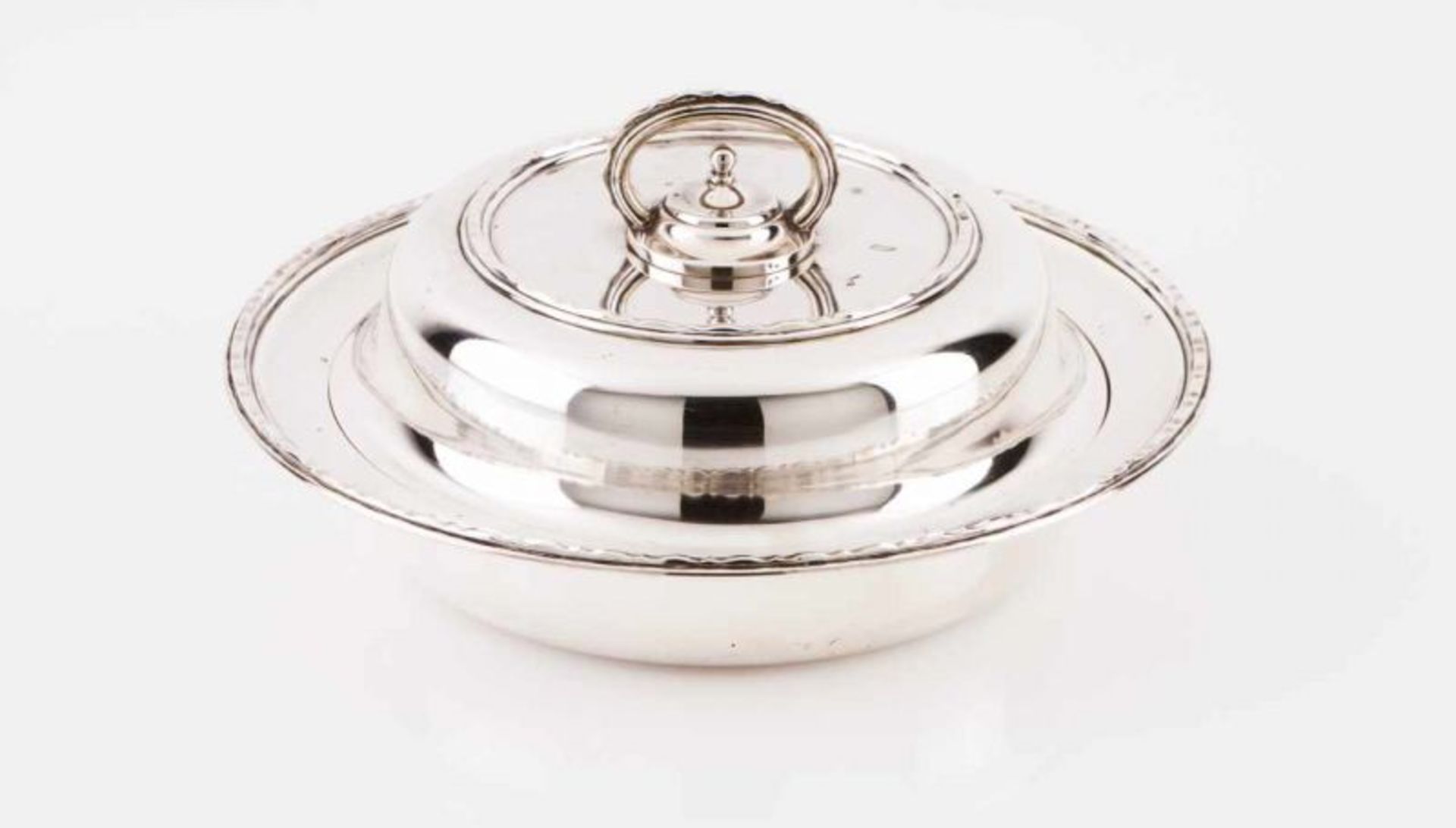 A entrée dish, LEITÃO & IRMÃO Portuguese silver Plain decoration with scalloped friezes,