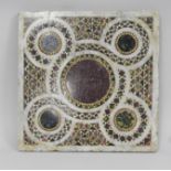 Carreau à incrustations de mosaïques de pierres polychromes à motif d’un cercle [...]